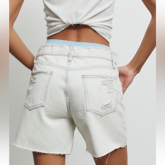 NWT UO BDG Dropped-Rise Distressed Denim Shorts - Light Wash - Picture 4 of 4